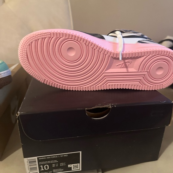Women’s AF1 NWT - Picture 2 of 2